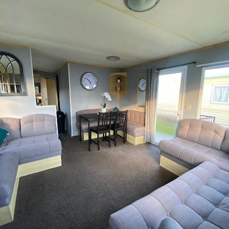 Seaview 190 - Ingoldmells - Pet Friendly, Wifi, Bed Linen - Close To Beach And Fantasy Island - Meadow Lakes Caravan & Lodge Hire Экстерьер фото