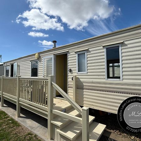 Seaview 190 - Ingoldmells - Pet Friendly, Wifi, Bed Linen - Close To Beach And Fantasy Island - Meadow Lakes Caravan & Lodge Hire Экстерьер фото