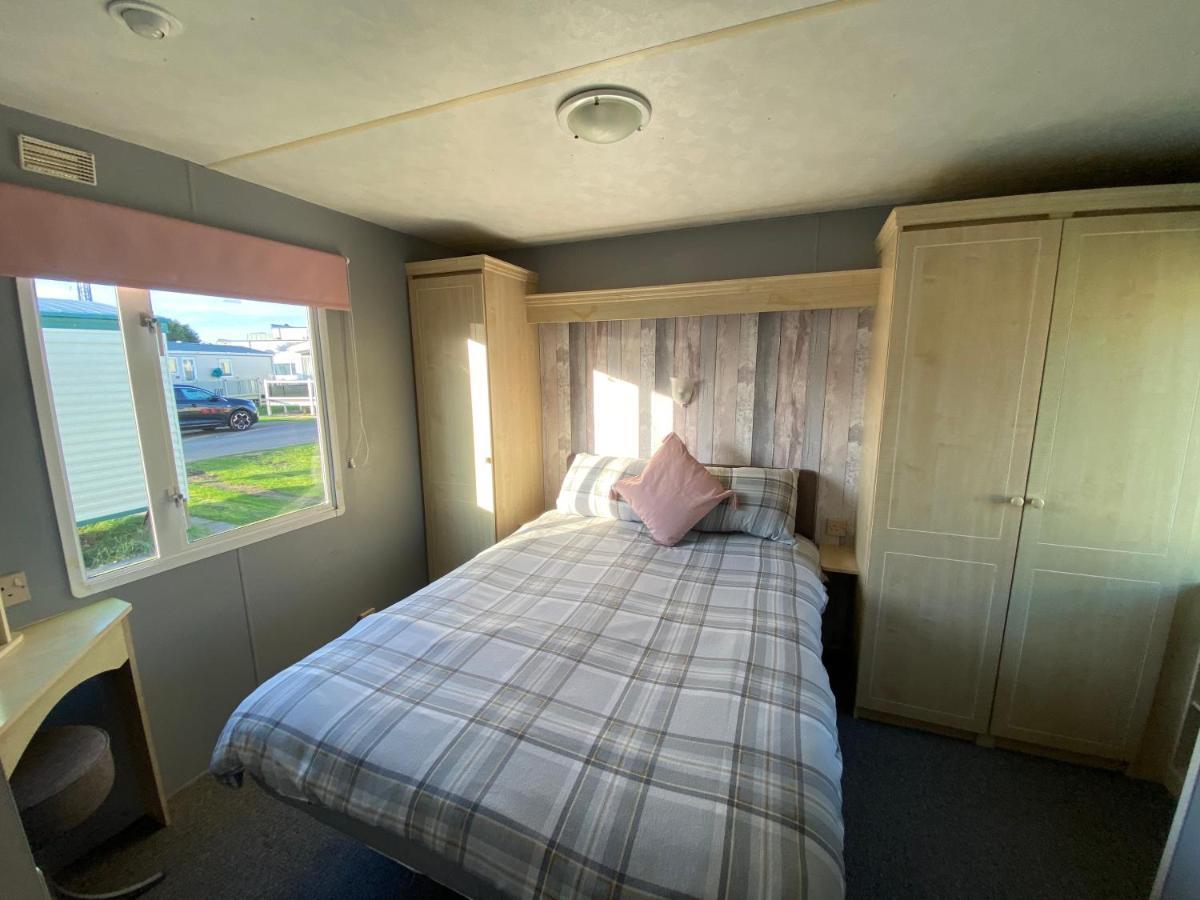 Seaview 190 - Ingoldmells - Pet Friendly, Wifi, Bed Linen - Close To Beach And Fantasy Island - Meadow Lakes Caravan & Lodge Hire Экстерьер фото