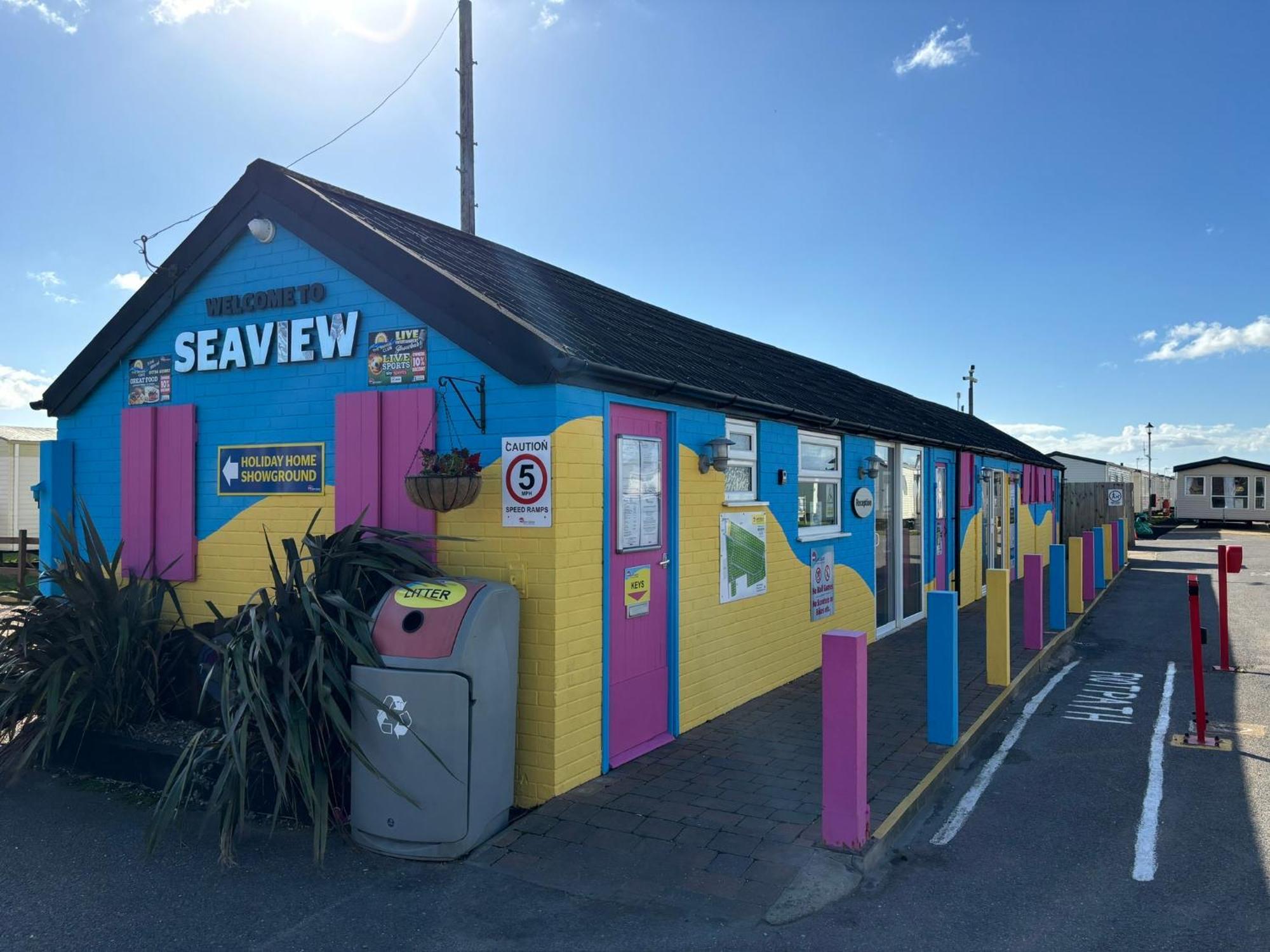 Seaview 190 - Ingoldmells - Pet Friendly, Wifi, Bed Linen - Close To Beach And Fantasy Island - Meadow Lakes Caravan & Lodge Hire Экстерьер фото